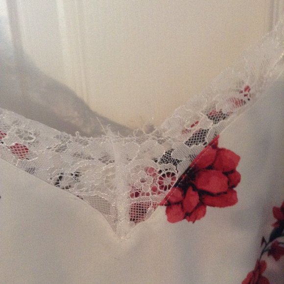 Tank Top With Lace Detail - Picture 4 of 4
